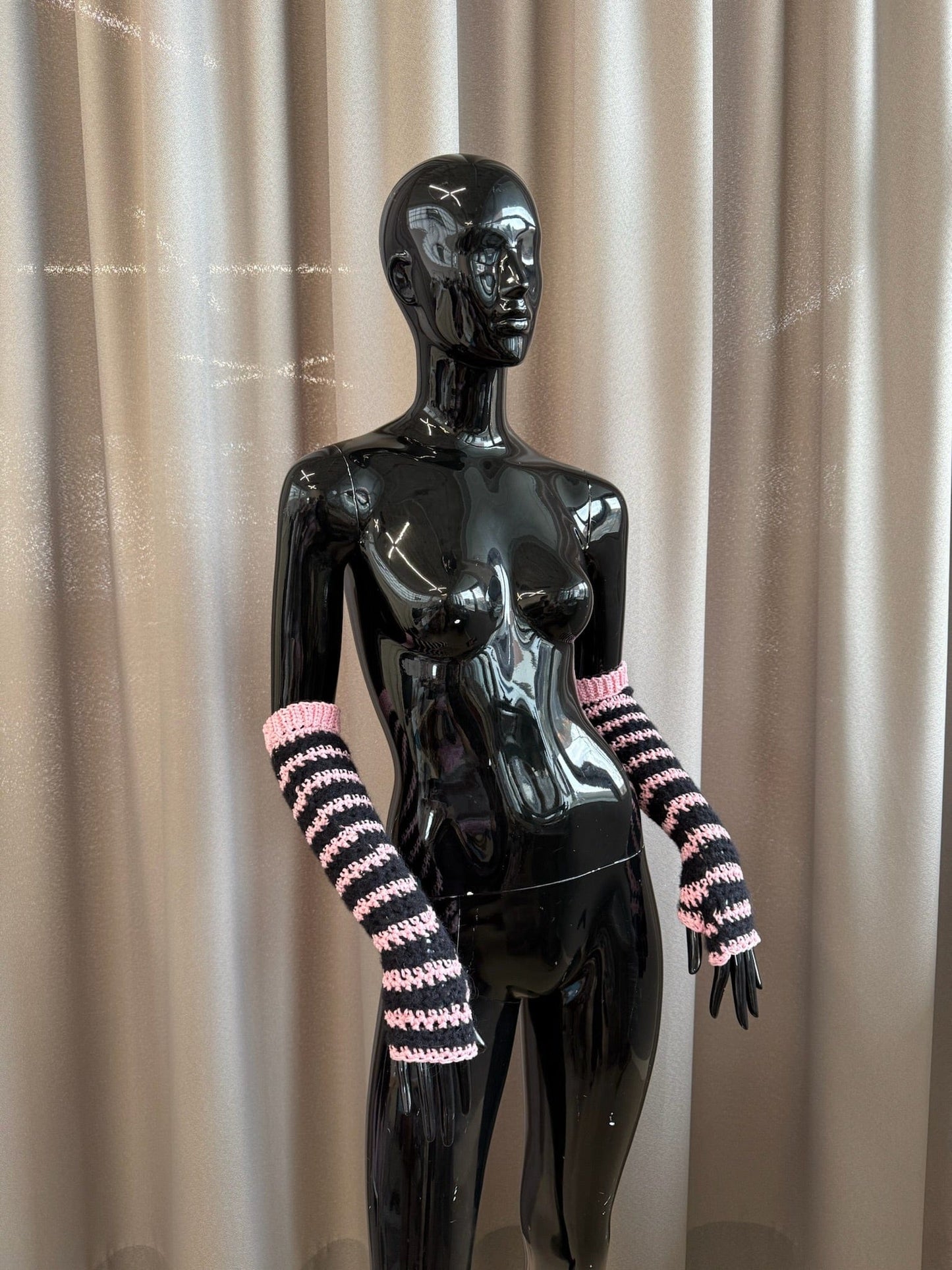 Mittens rose/black-TATi-APOC STORE