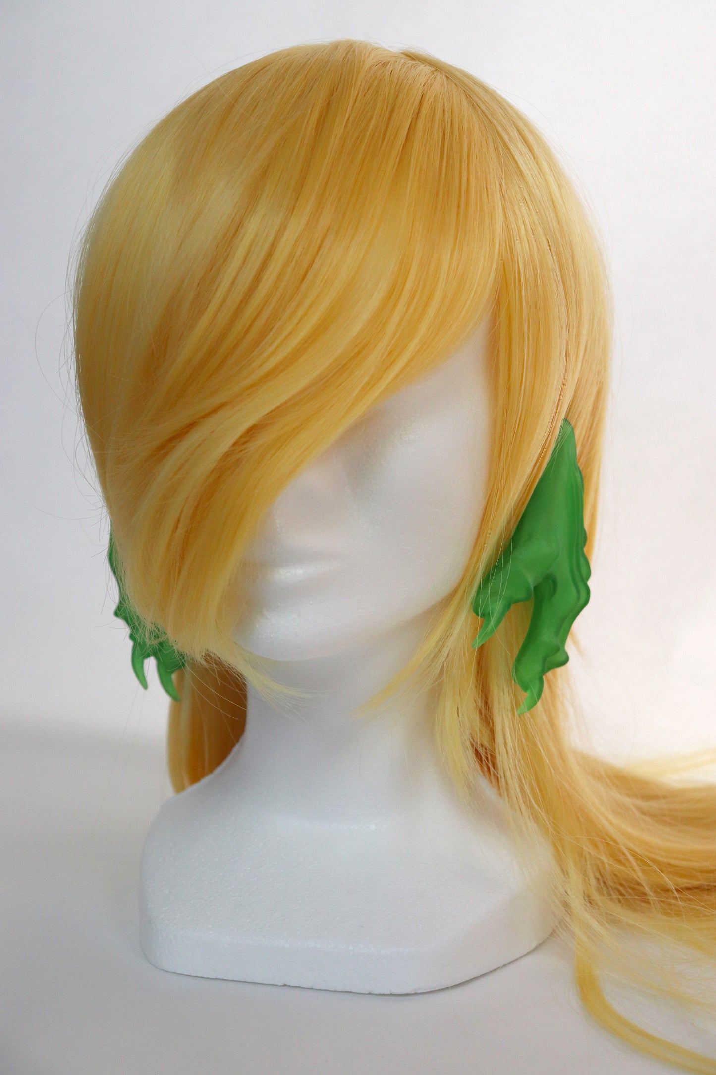 Pair of translucent green paw earrings-Naomi Gilon-APOC STORE