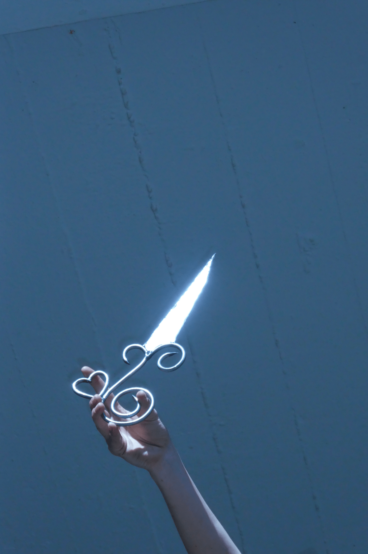 The kissing knife-Chloe Arrouy-APOC STORE