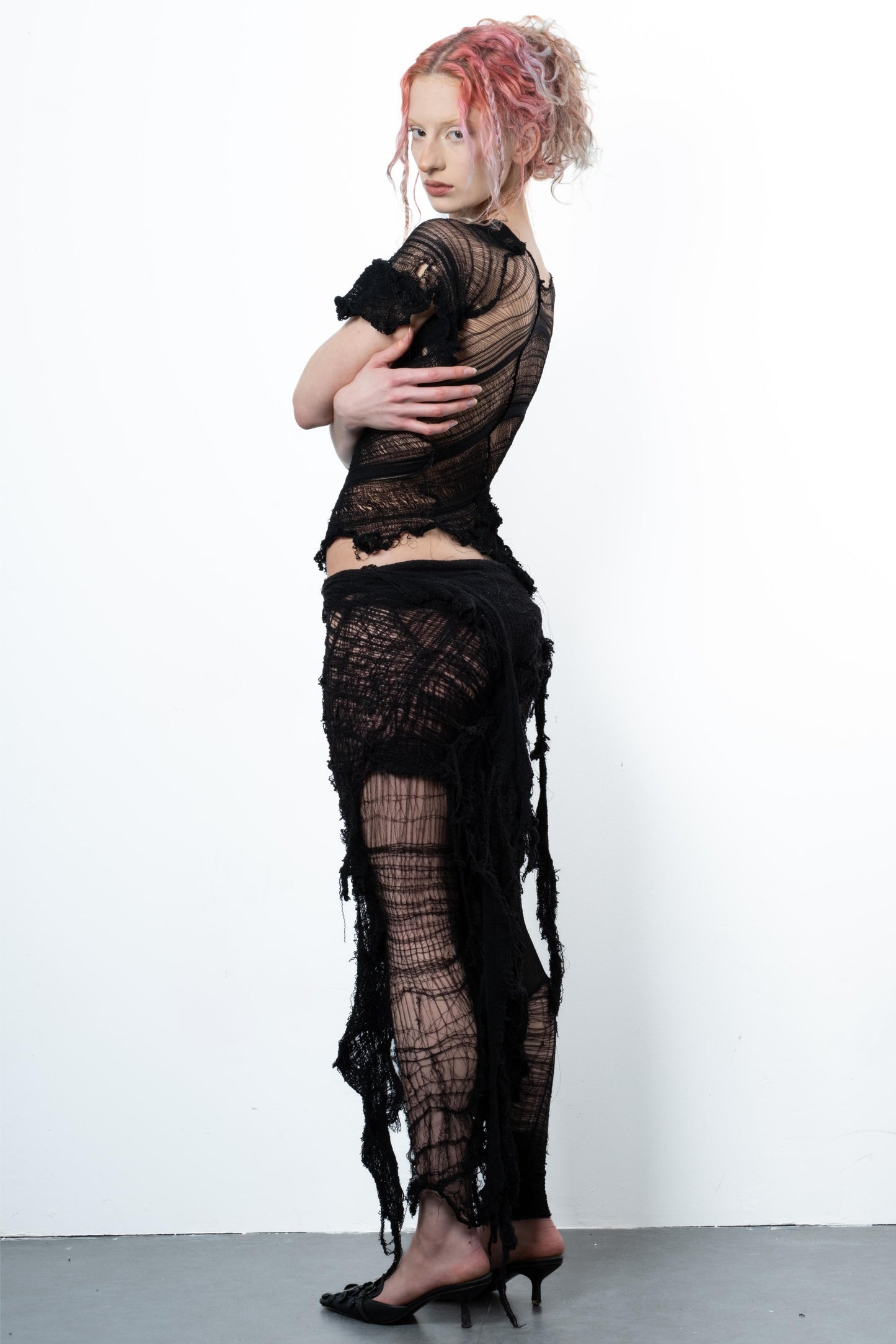 DISTRESSED BLACK TOP FLOWER SLEEVE-VÊTEMENT FRAGILE-APOC STORE