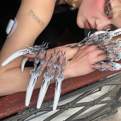 Giger White-Texto Dallas-APOC STORE