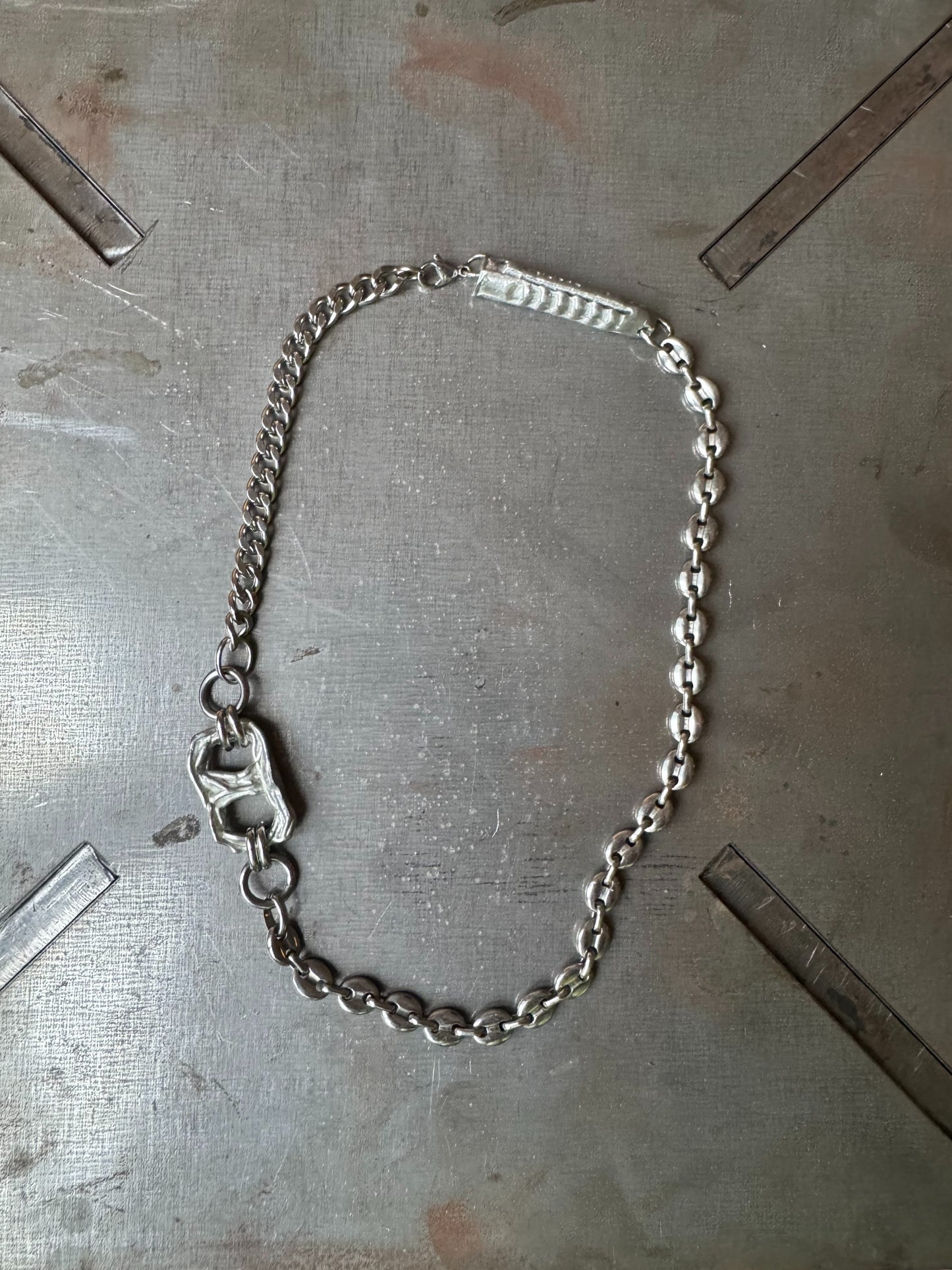 Worker chain-Alizee Quitman-APOC STORE