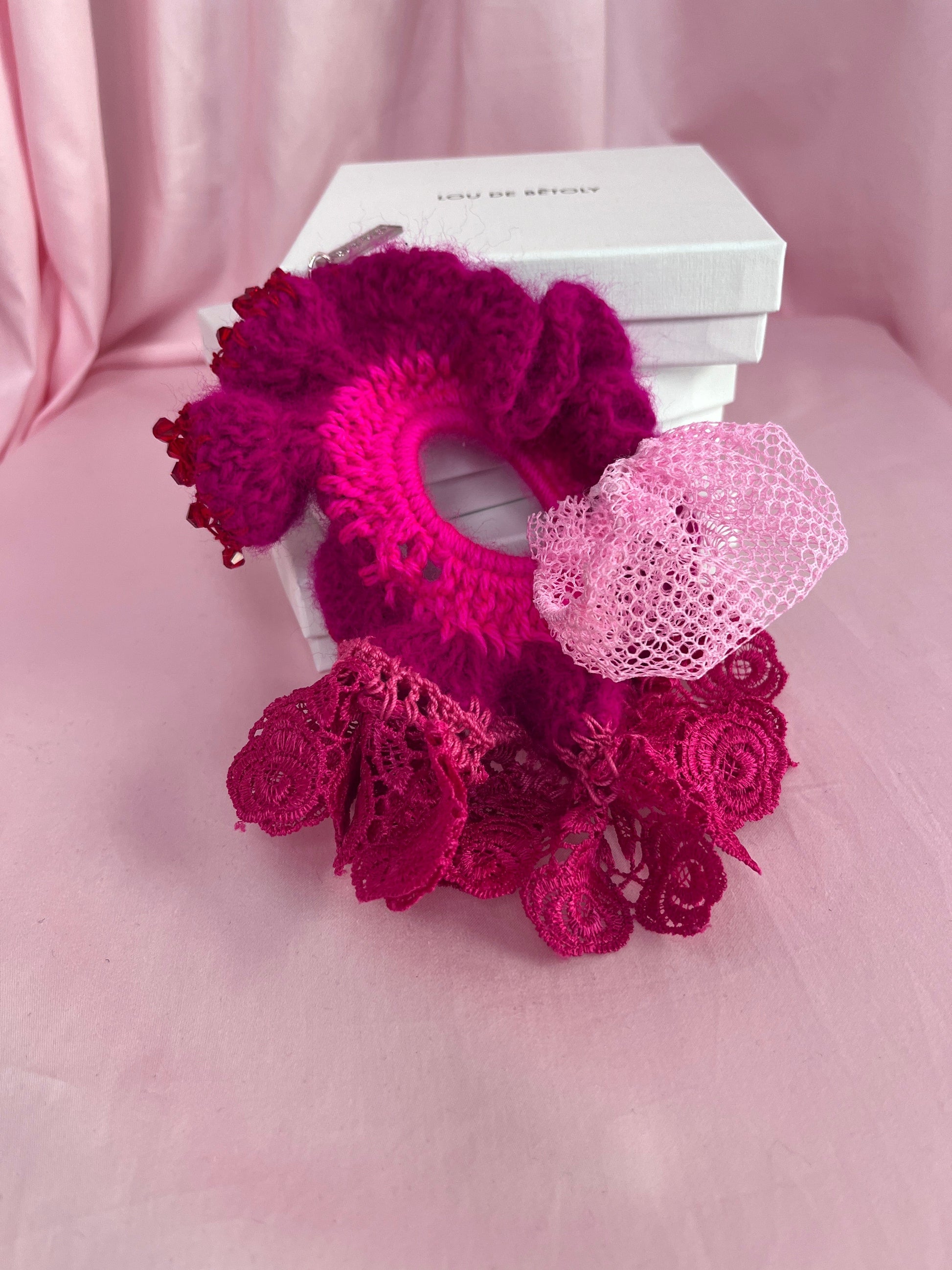 scrunchie pink-Lou de Bètoly-APOC STORE