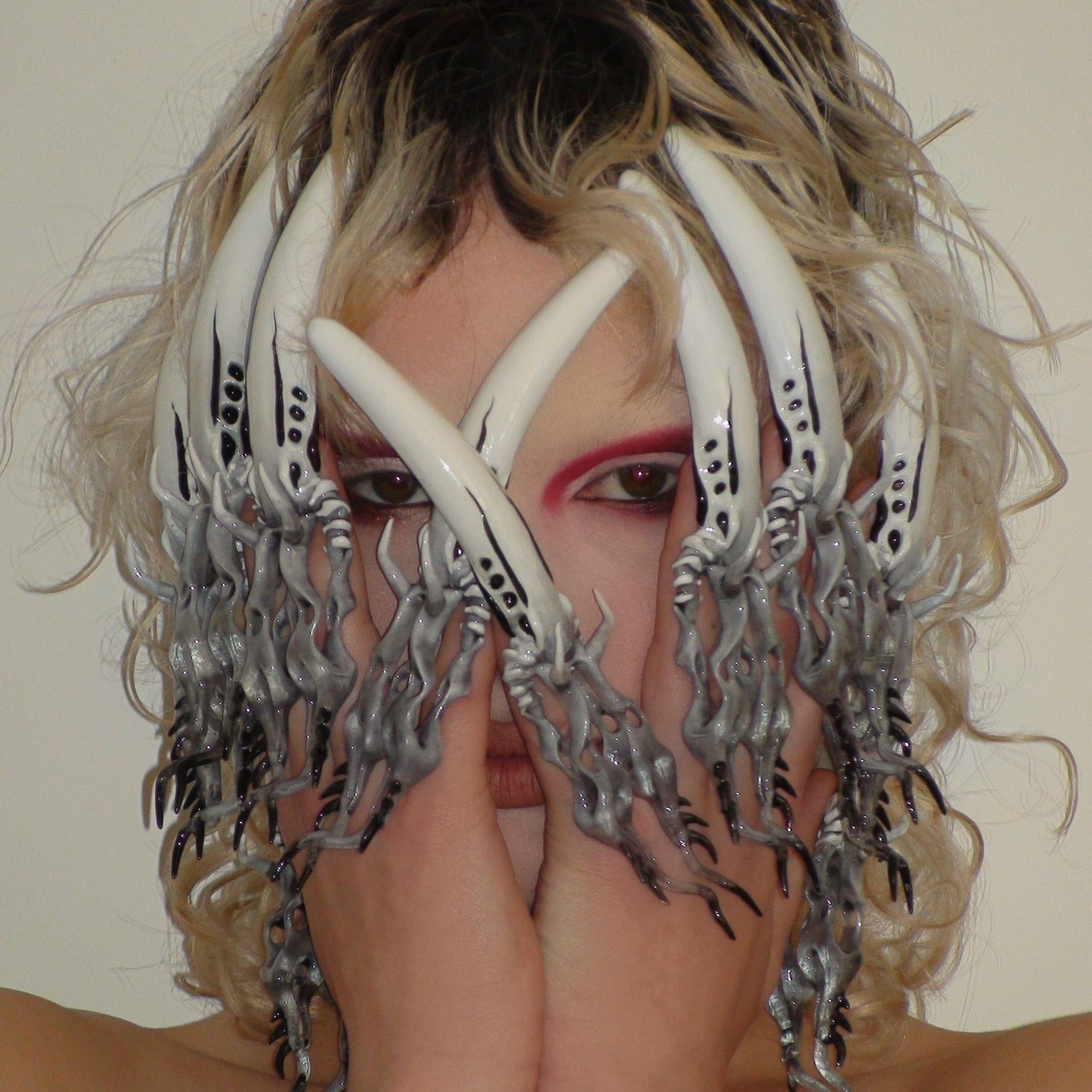 Giger White-Texto Dallas-APOC STORE