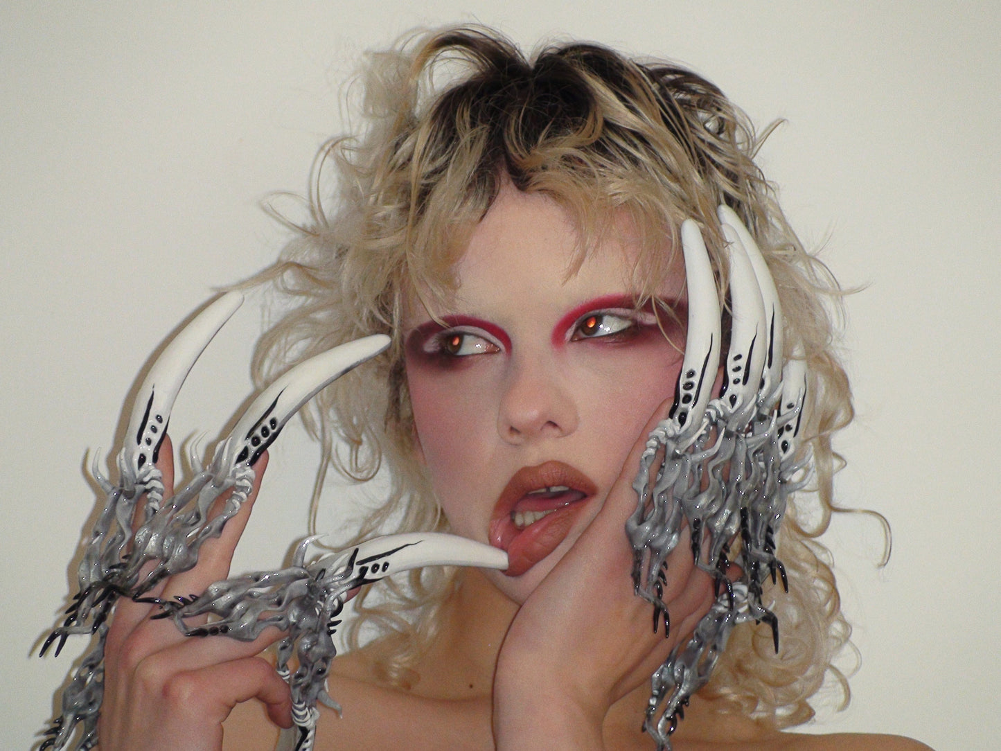 Giger White-Texto Dallas-APOC STORE