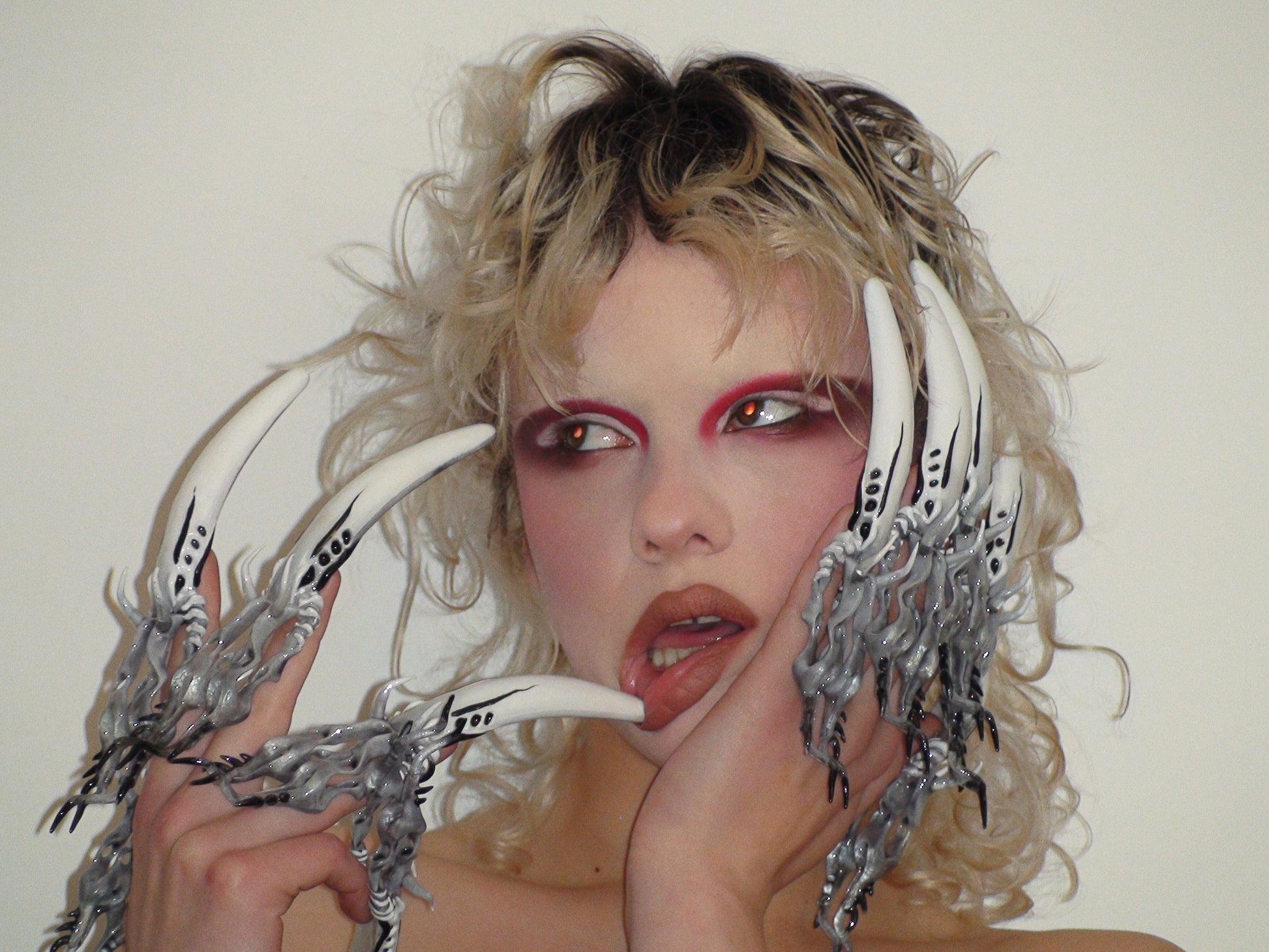 Giger White-Texto Dallas-APOC STORE