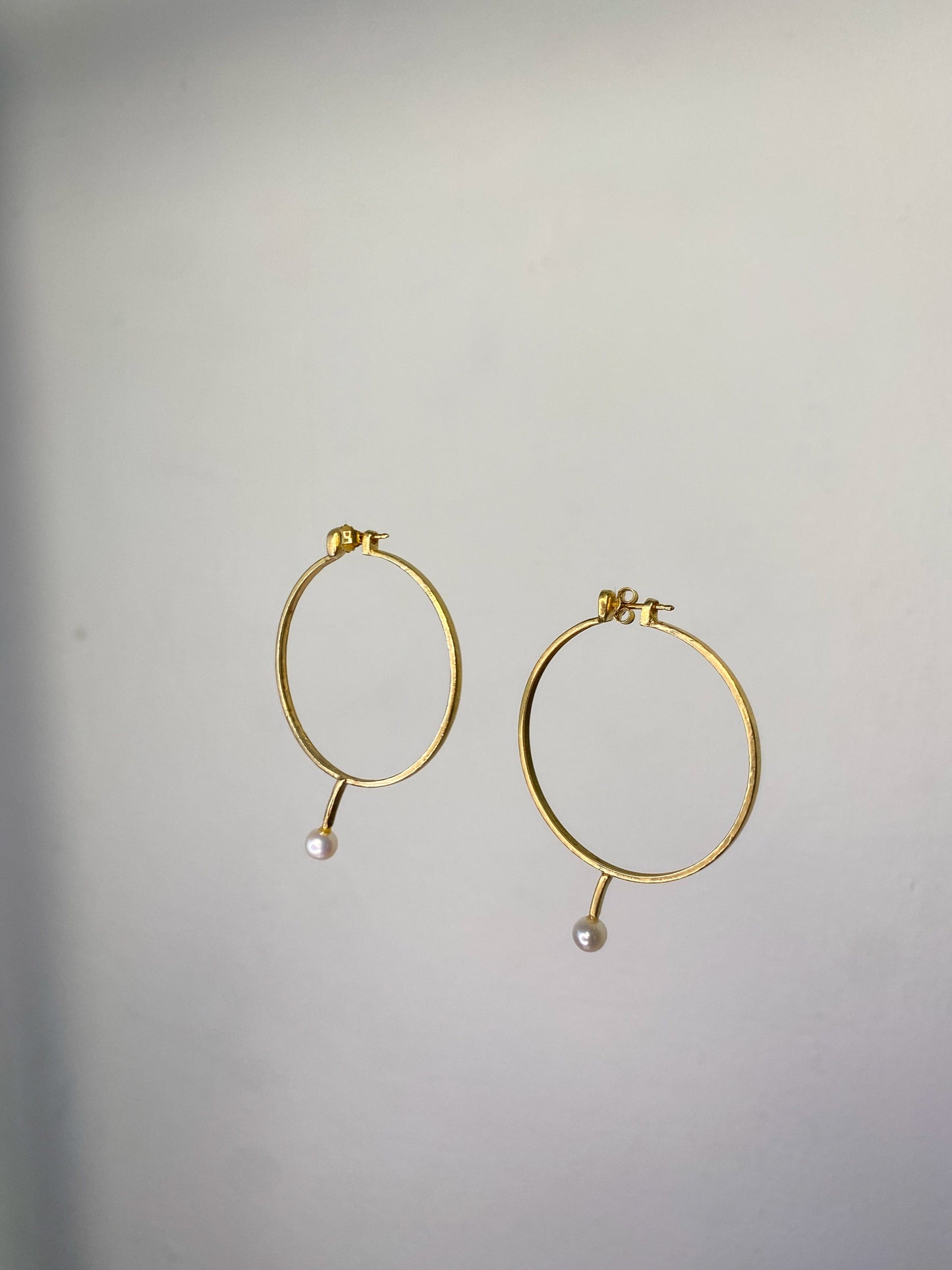 Pair of gold pearl glasses earrings 1-Lou de Bètoly-APOC STORE