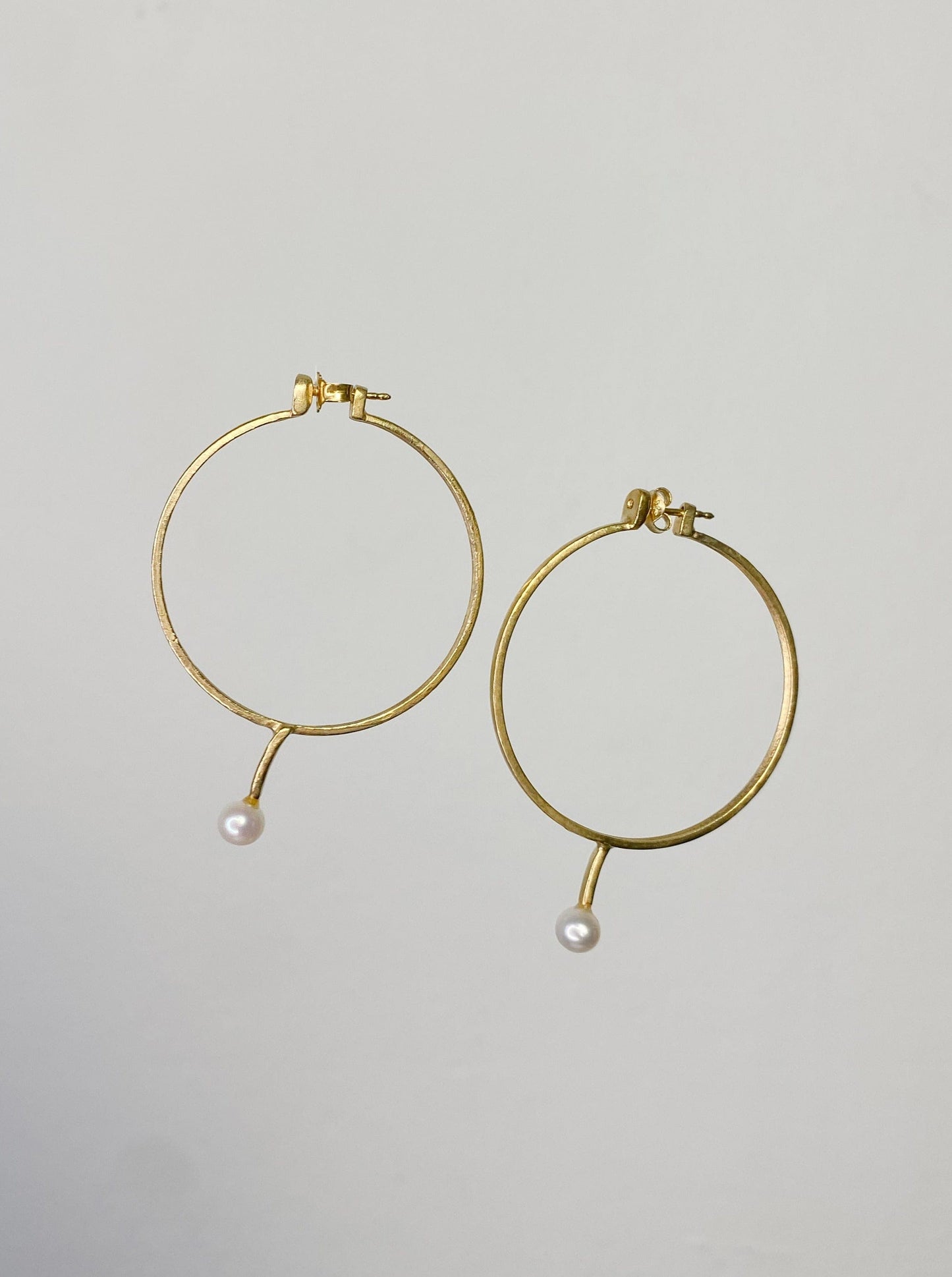 Pair of gold pearl glasses earrings 1-Lou de Bètoly-APOC STORE