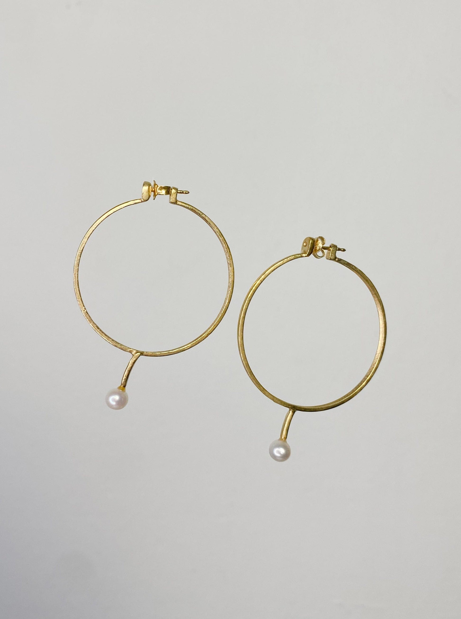 Pair of gold pearl glasses earrings 1-Lou de Bètoly-APOC STORE
