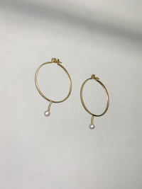 Pair of gold pearl glasses earrings 1-Lou de Bètoly-APOC STORE