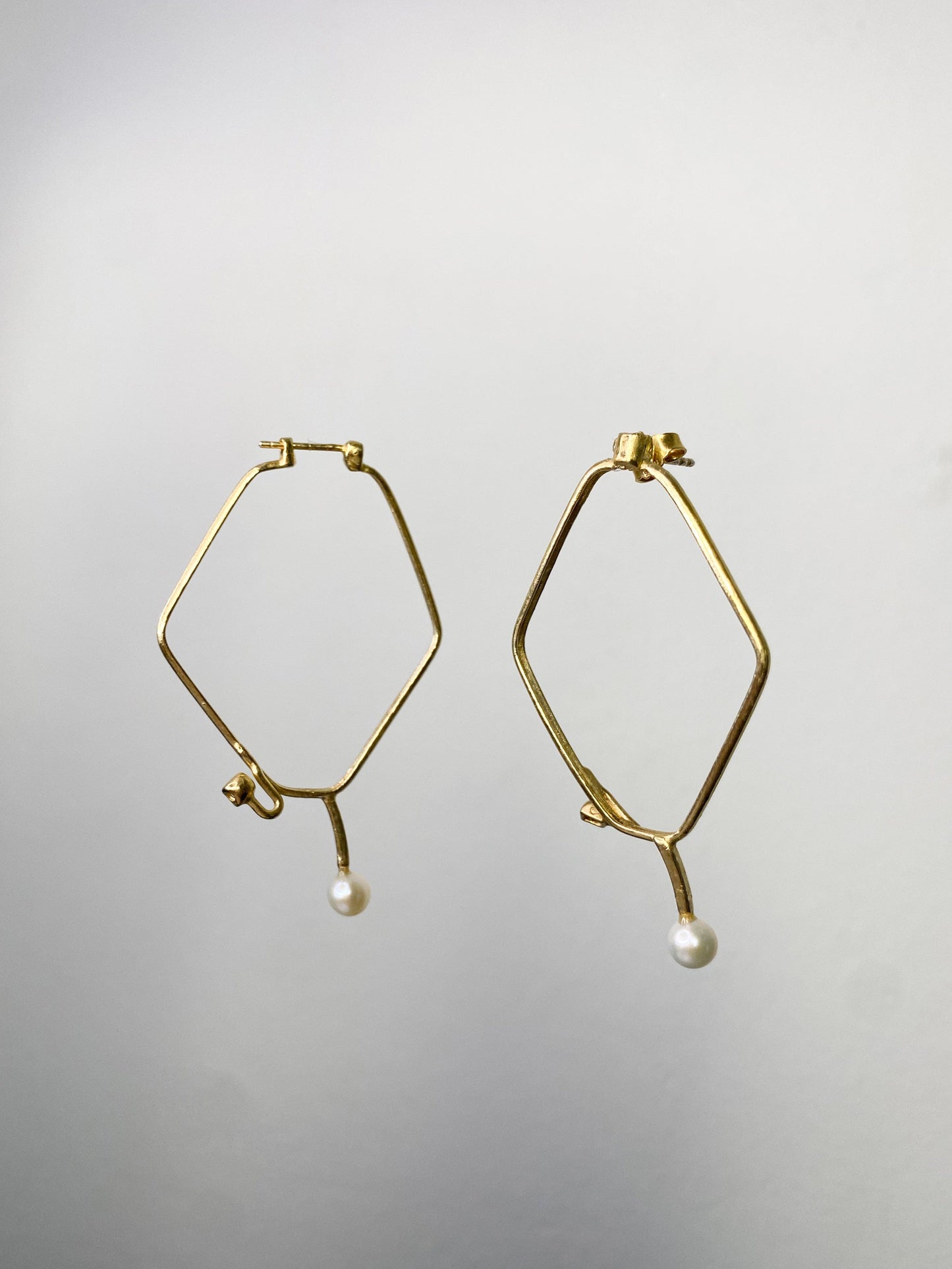 Pair of small gold pearl glasses earrings 3-Lou de Bètoly-APOC STORE