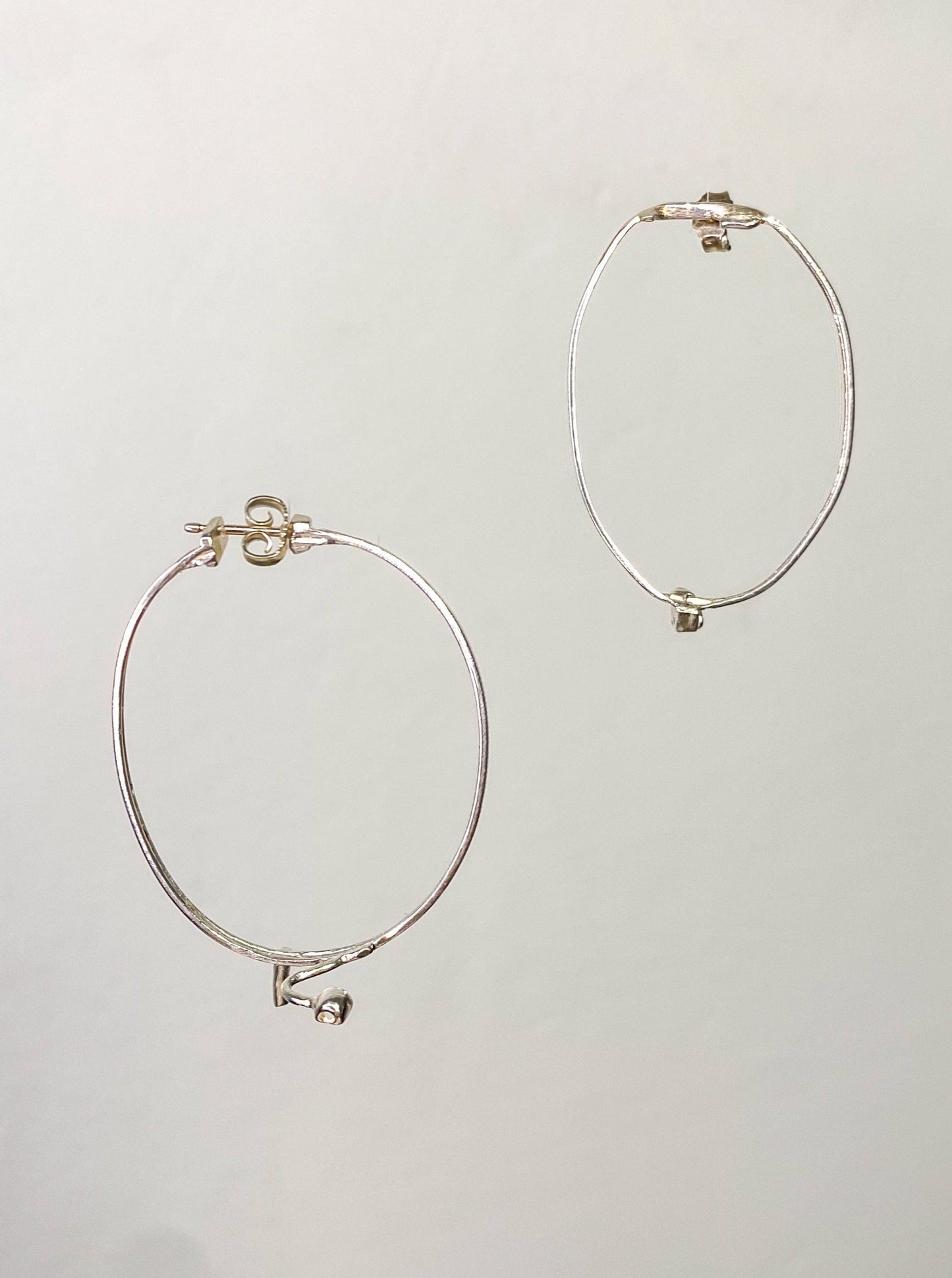 Pair of small silver pearl glasses earrings 1-Lou de Bètoly-APOC STORE
