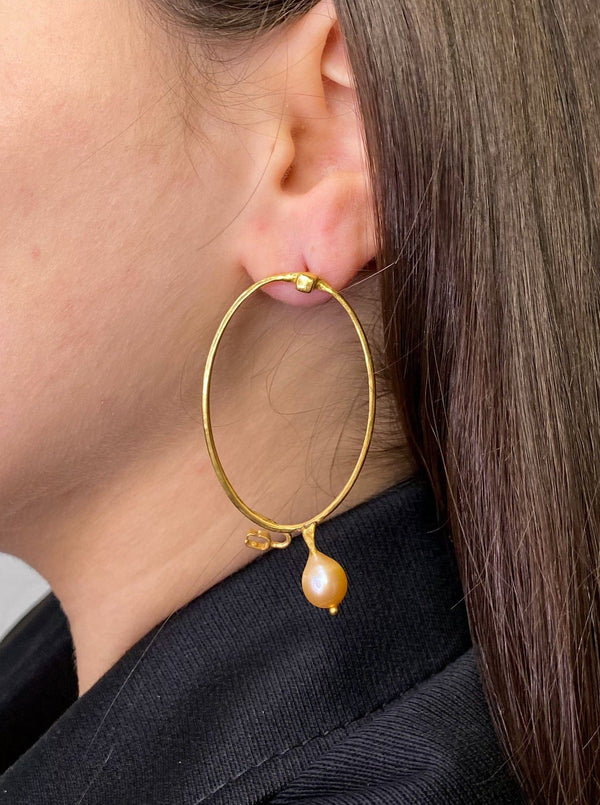 Pair of small gold pearl glasses earrings 2-Lou de Bètoly-APOC STORE