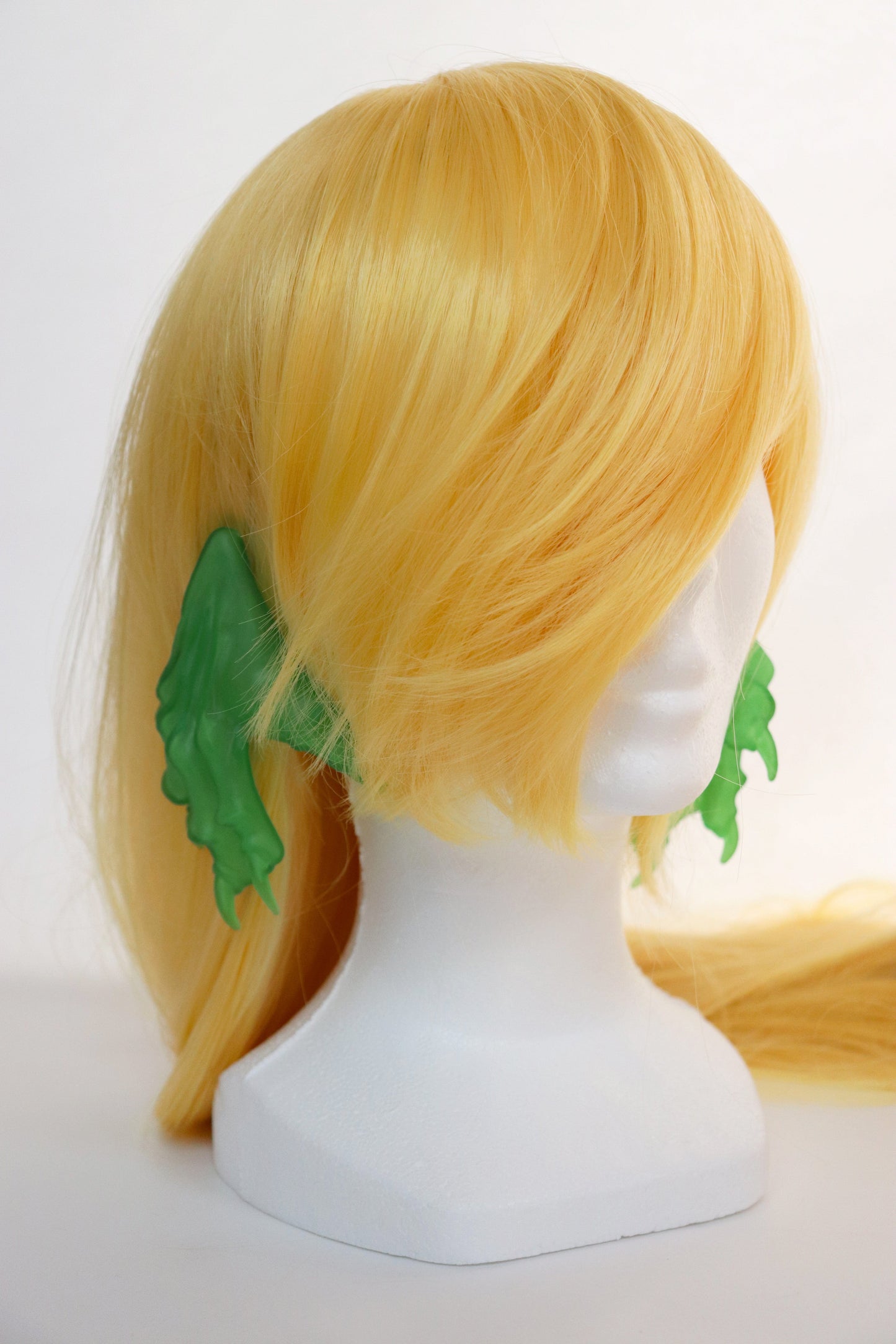 Pair of translucent green paw earrings-Naomi Gilon-APOC STORE