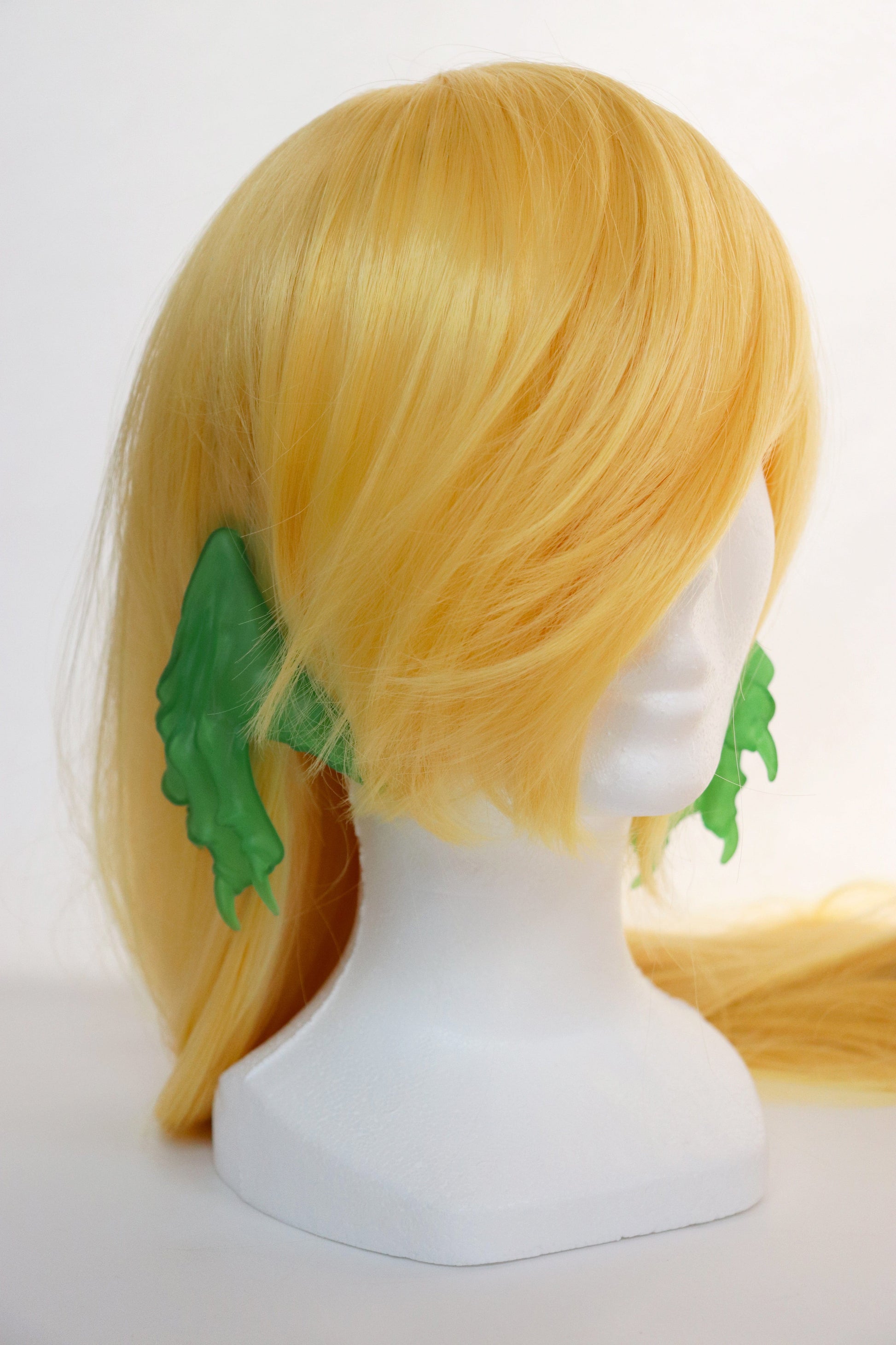 Pair of translucent green paw earrings-Naomi Gilon-APOC STORE