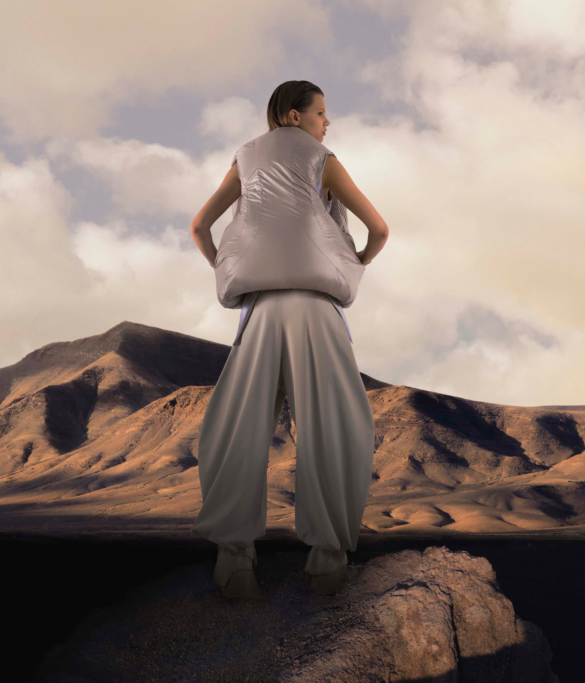 HALO Puffer vest beige-Izzy Du-APOC STORE