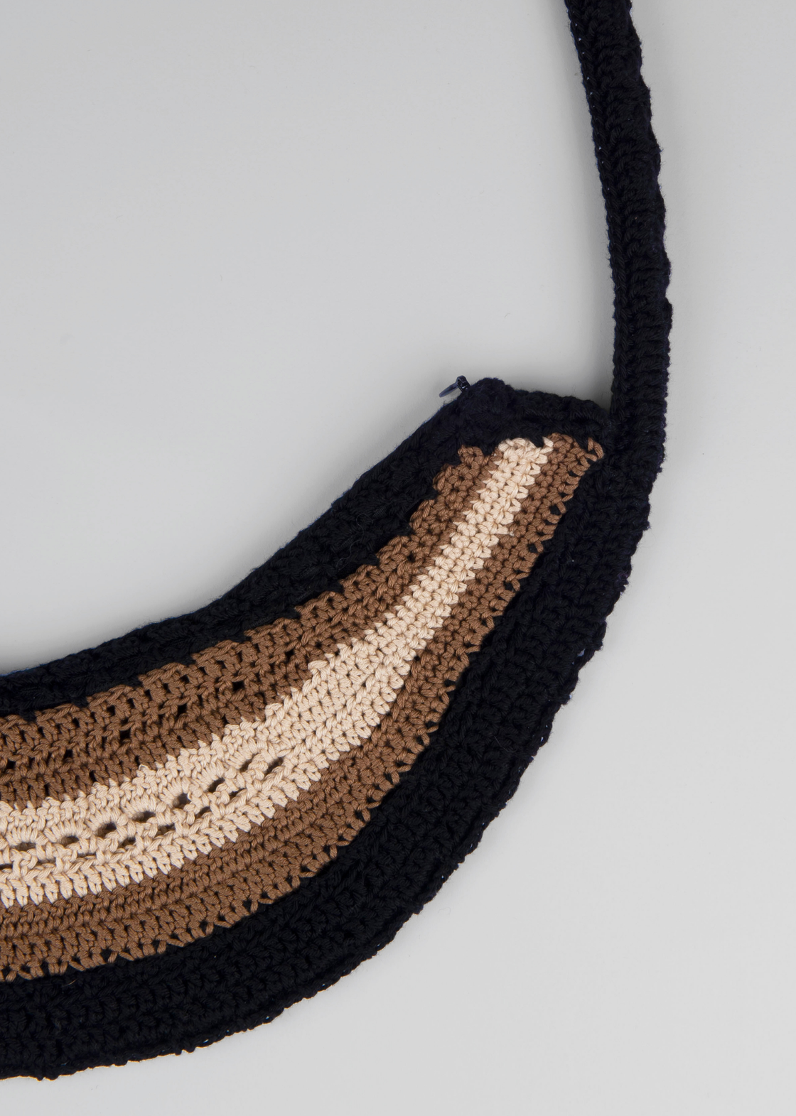 ARCTOTEBAG_BLACKBROWN_detail.  