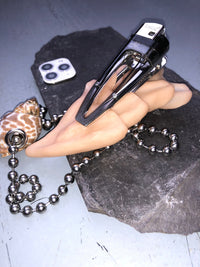 cigarette hair clip Dress up your everyday in an instant with this easy to pop in brushed gold metallic clip. Cigarette Hair Clip / Set