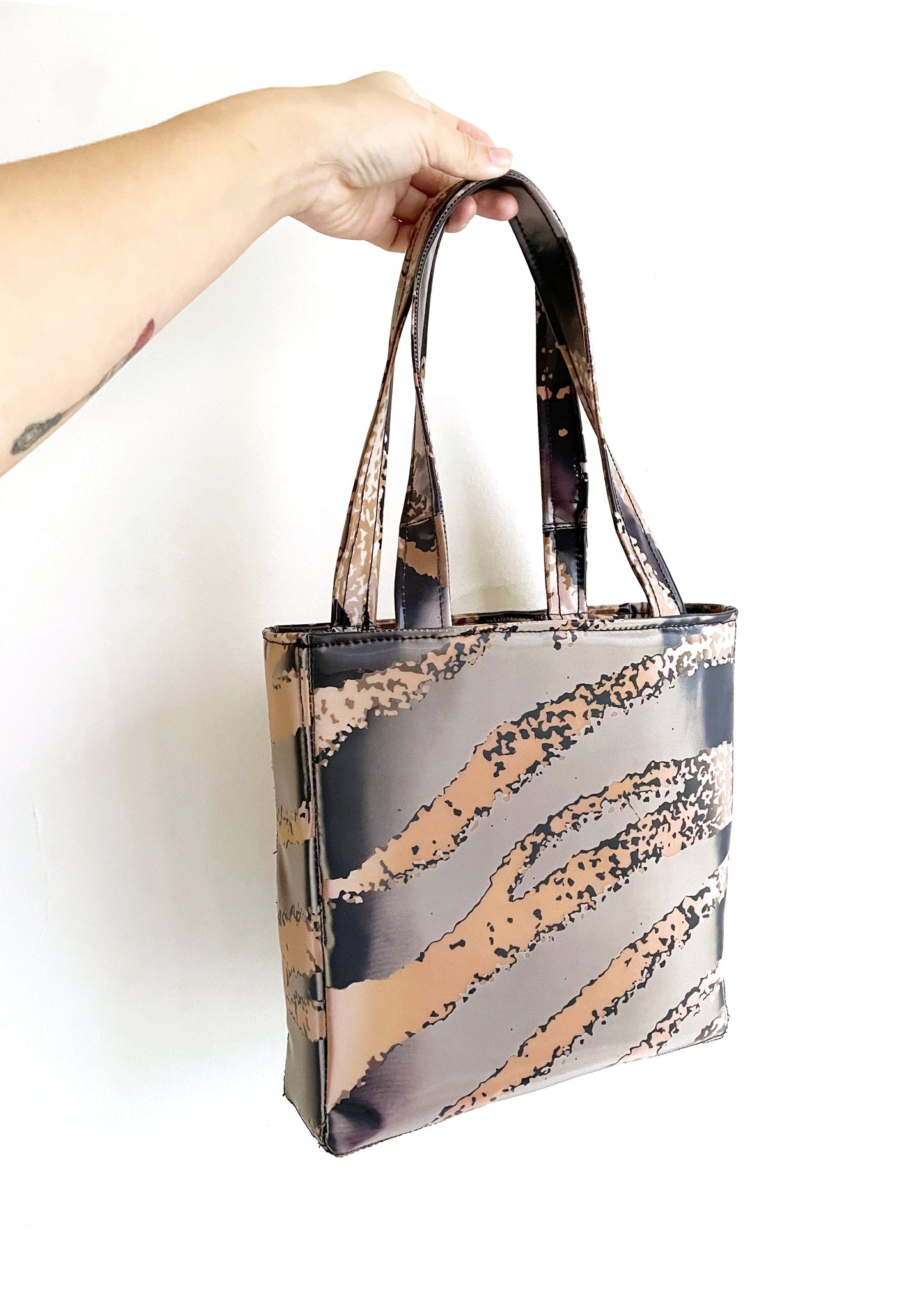 Colour-Changing Tiger Tote-Leeann Huang-APOC STORE